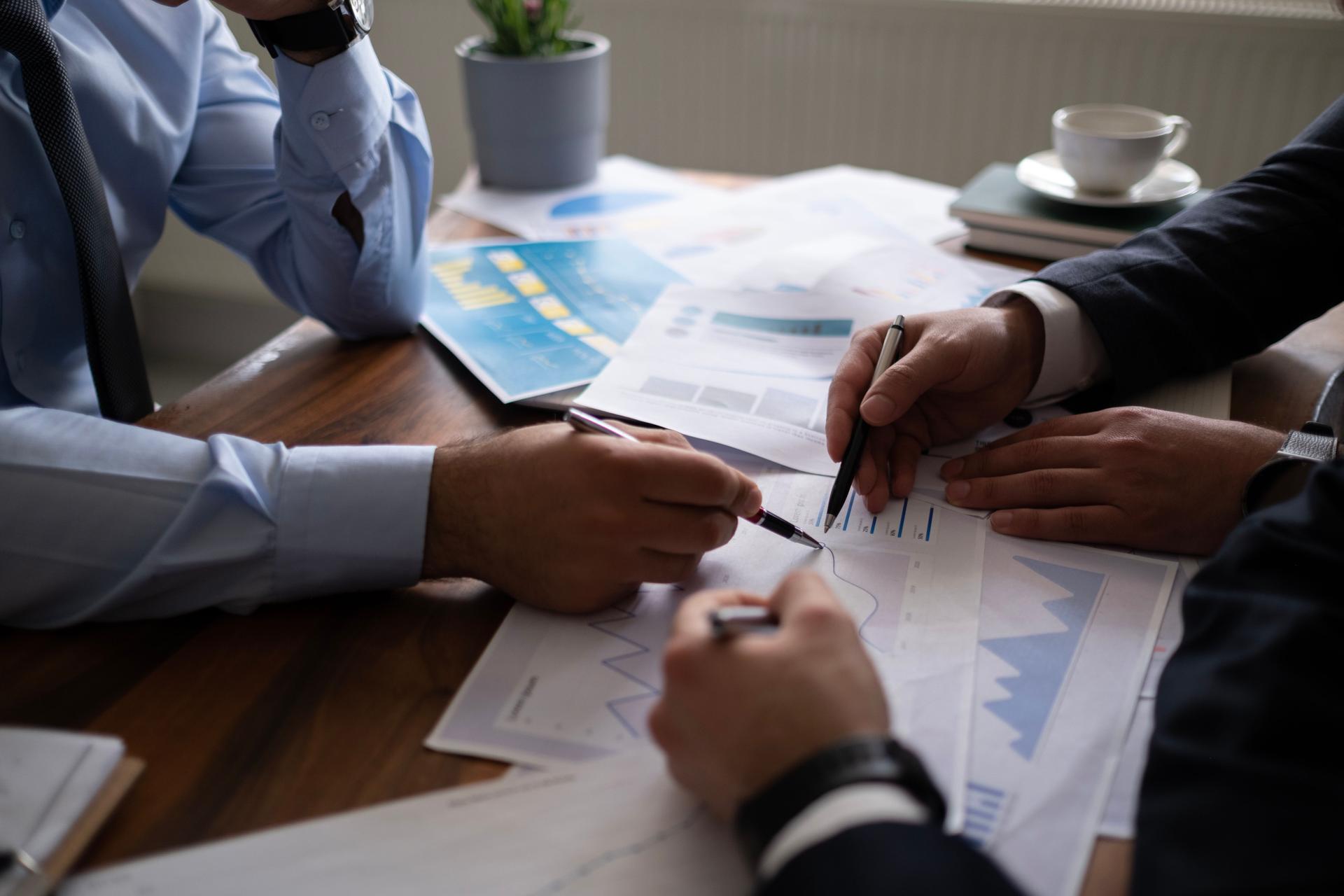 Geschäftsvereinbarung, Brainstorming-Konzept. Eigentümer, Berater und Partner diskutieren Treffen Finanzielle auf Tisch Büro.