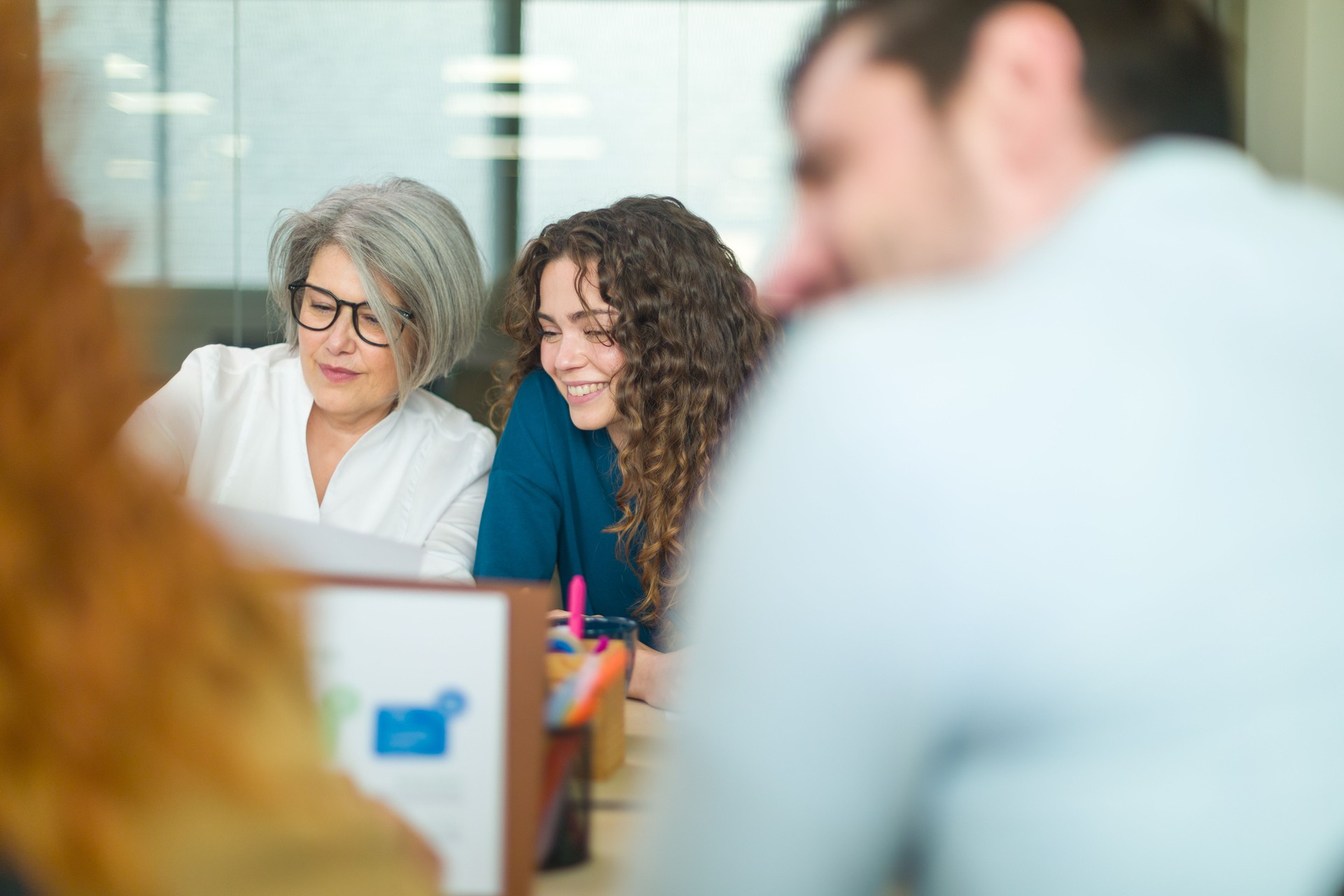 Geschäftsfrauen, die in einem modernen Büro an einem Projekt arbeiten